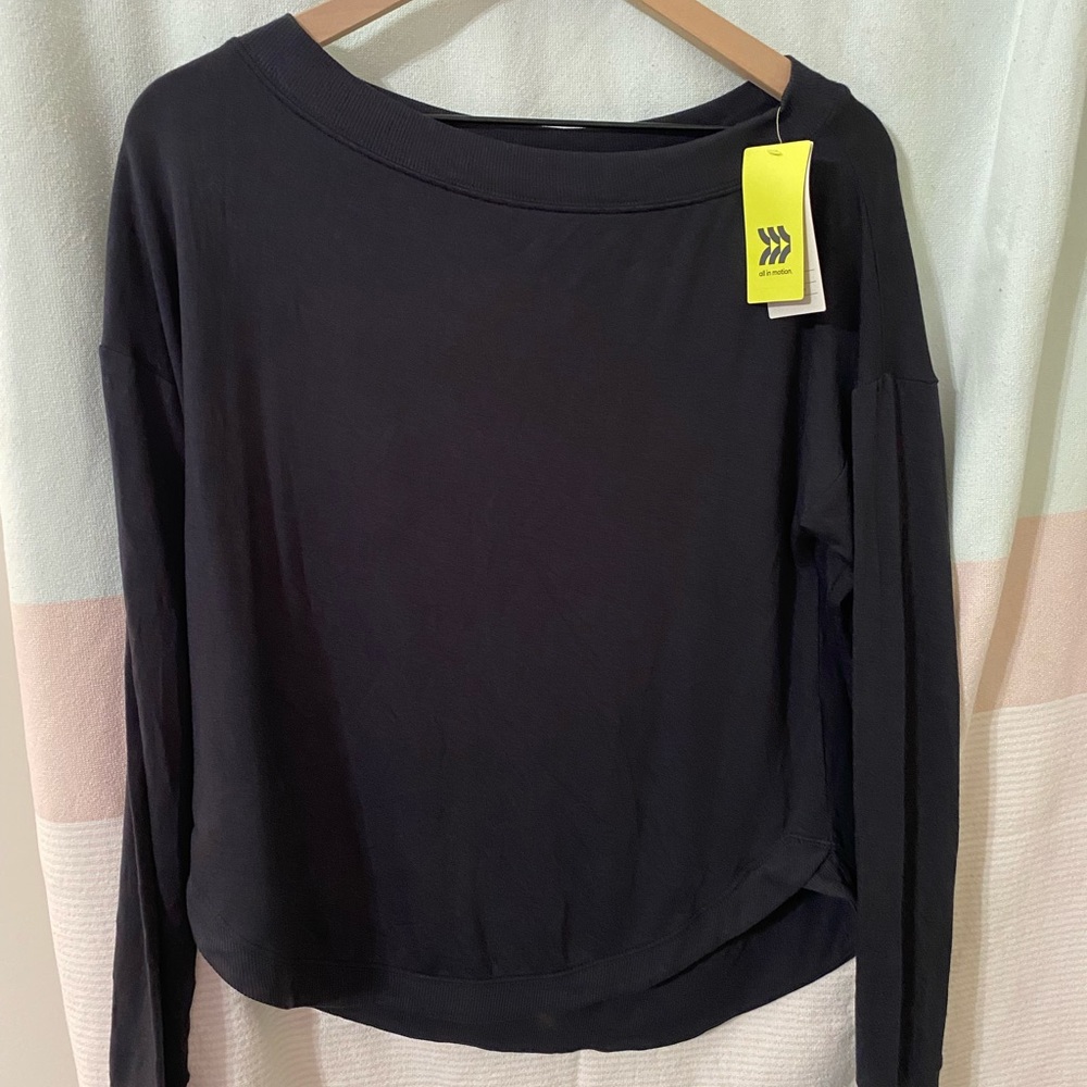 Women’s athletic long sleeve top